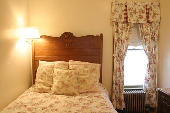 032-margaretville-mountain-inn-two-room-suite-room2