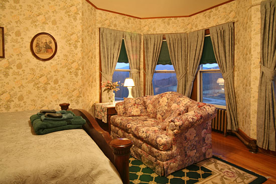 040-margaretville-mountain-inn-emerald-room2